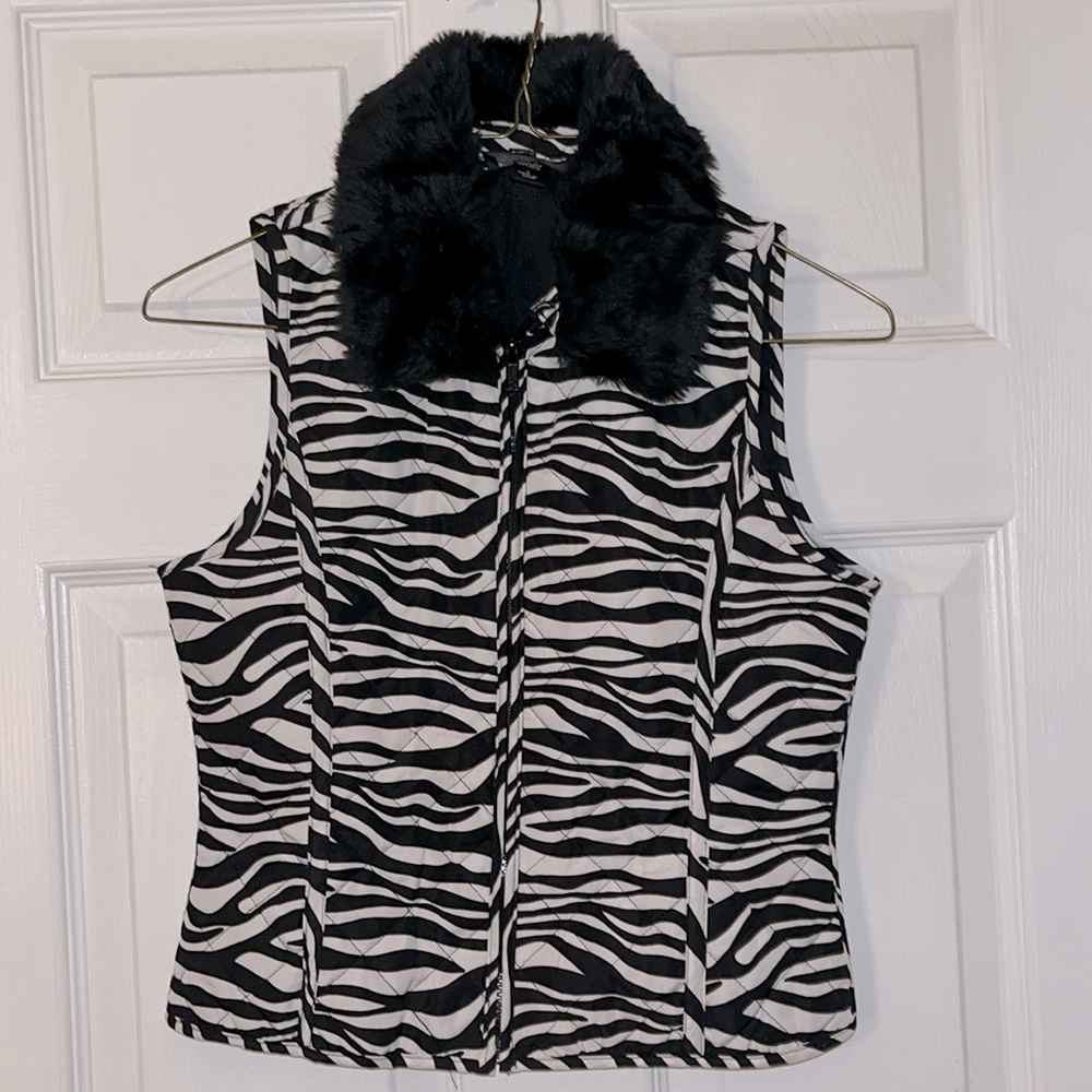 Girl’s Quilted Zebra print Vest, black detachable fir collar, Large